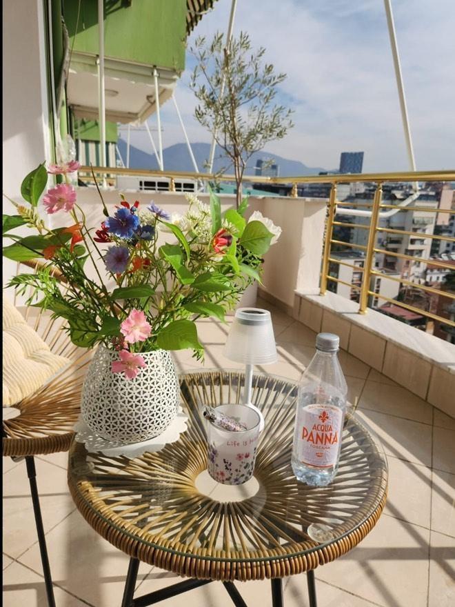 Jepet apartament me qira ne zemer te ish bllokut 1200 €