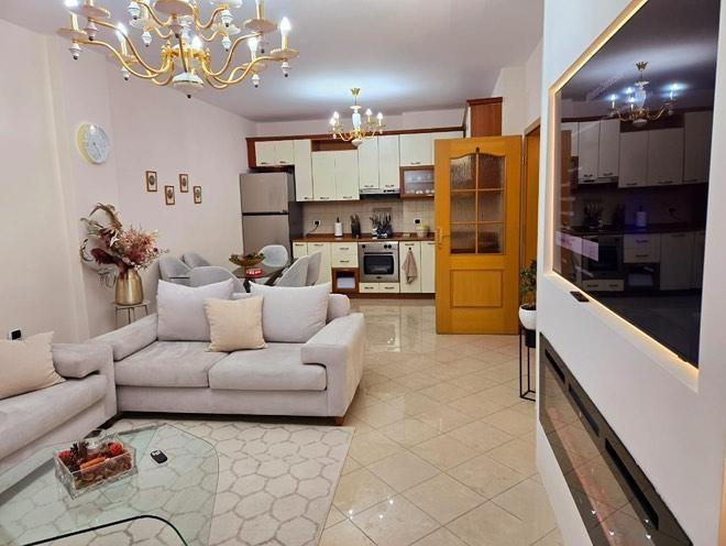 Jepet apartament me qira ne zemer te ish bllokut 1200 €