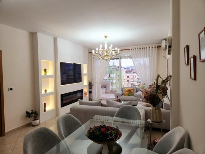 Jepet apartament me qira ne zemer te ish bllokut 1200 €