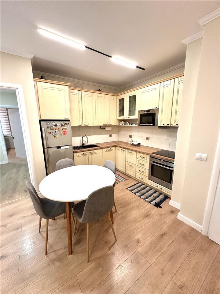 Jepet me Qera MUJORE apartment i mobiluar ne Astir