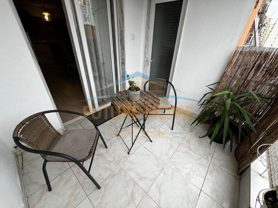 Jepet me qera apartament 2+1 880 euro Komuna e Parisit