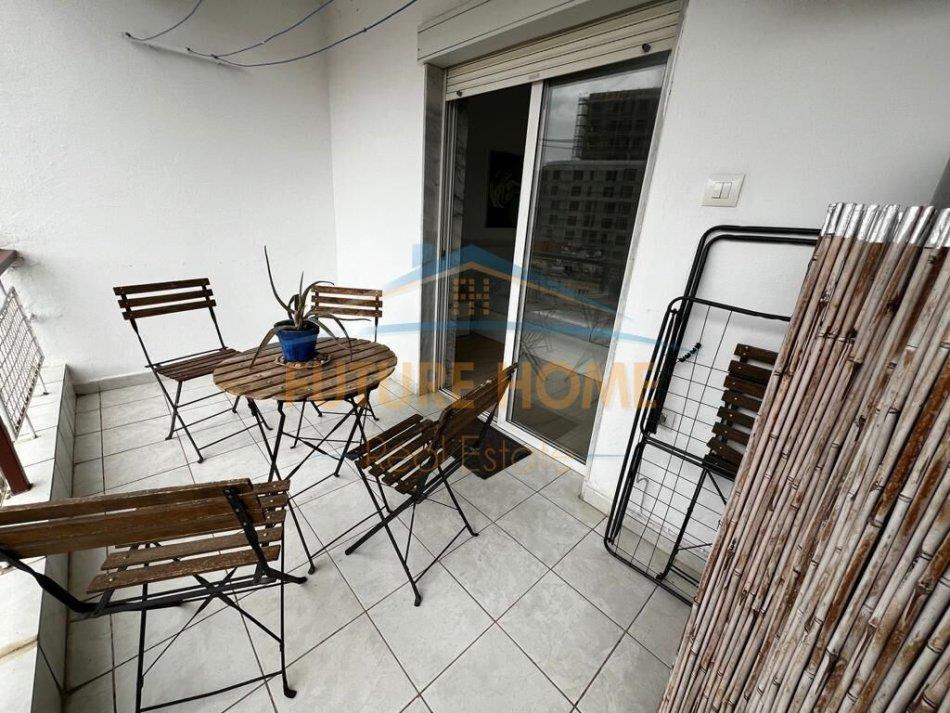 Jepet me qera apartament 2+1 880 euro Komuna e Parisit