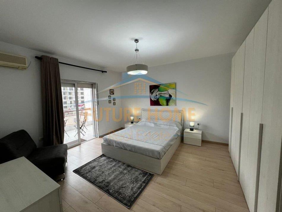 Jepet me qera apartament 2+1 880 euro Komuna e Parisit