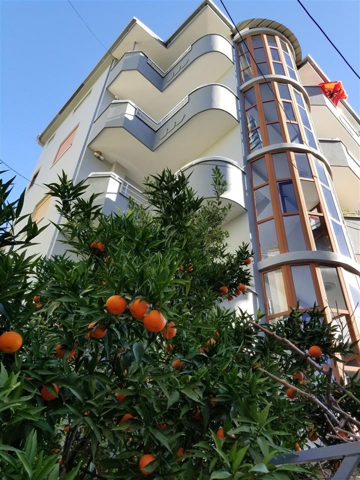 Jap me qera Vile 4 katëshe+papafingo+garazh, 3200 Euro/muaj