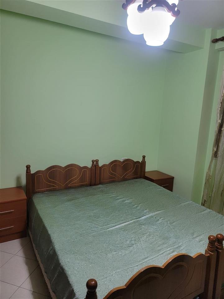 Jepet shtepi me qera 1+1