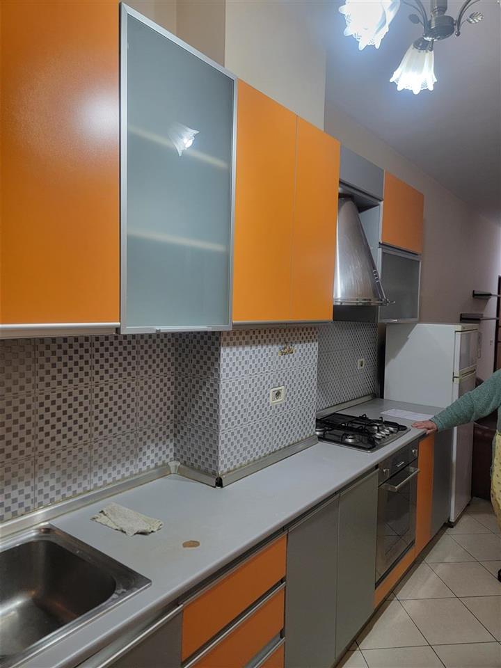 Jepet shtepi me qera 1+1