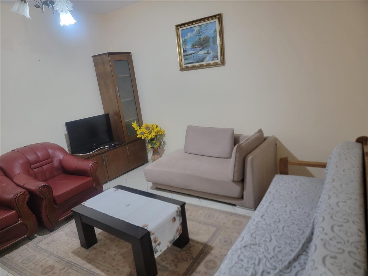 Jepet shtepi me qera 1+1