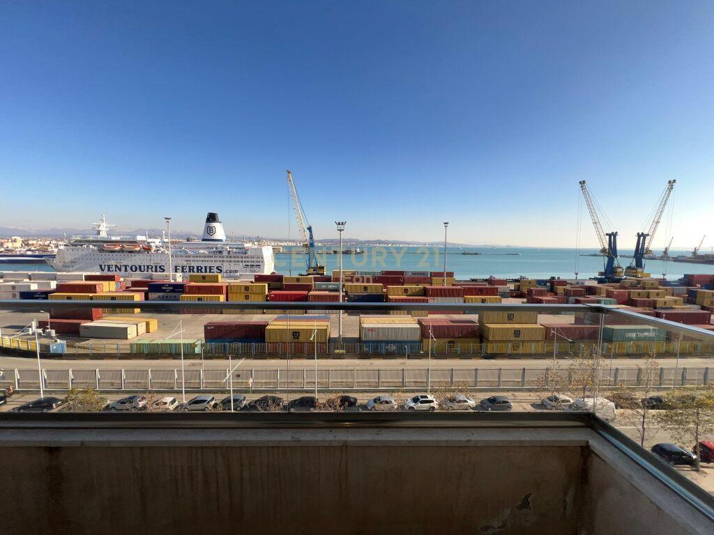 JEPET AMBIENT ME QIRA NE RRUGA E RE E PORTIT,DURRES!