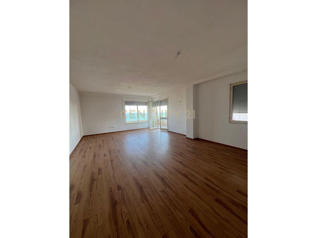 JEPET AMBIENT ME QIRA NE RRUGA E RE E PORTIT,DURRES!