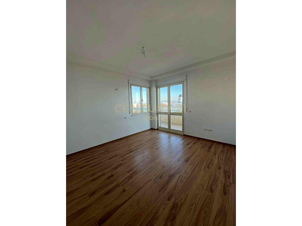 JEPET AMBIENT ME QIRA NE RRUGA E RE E PORTIT,DURRES!