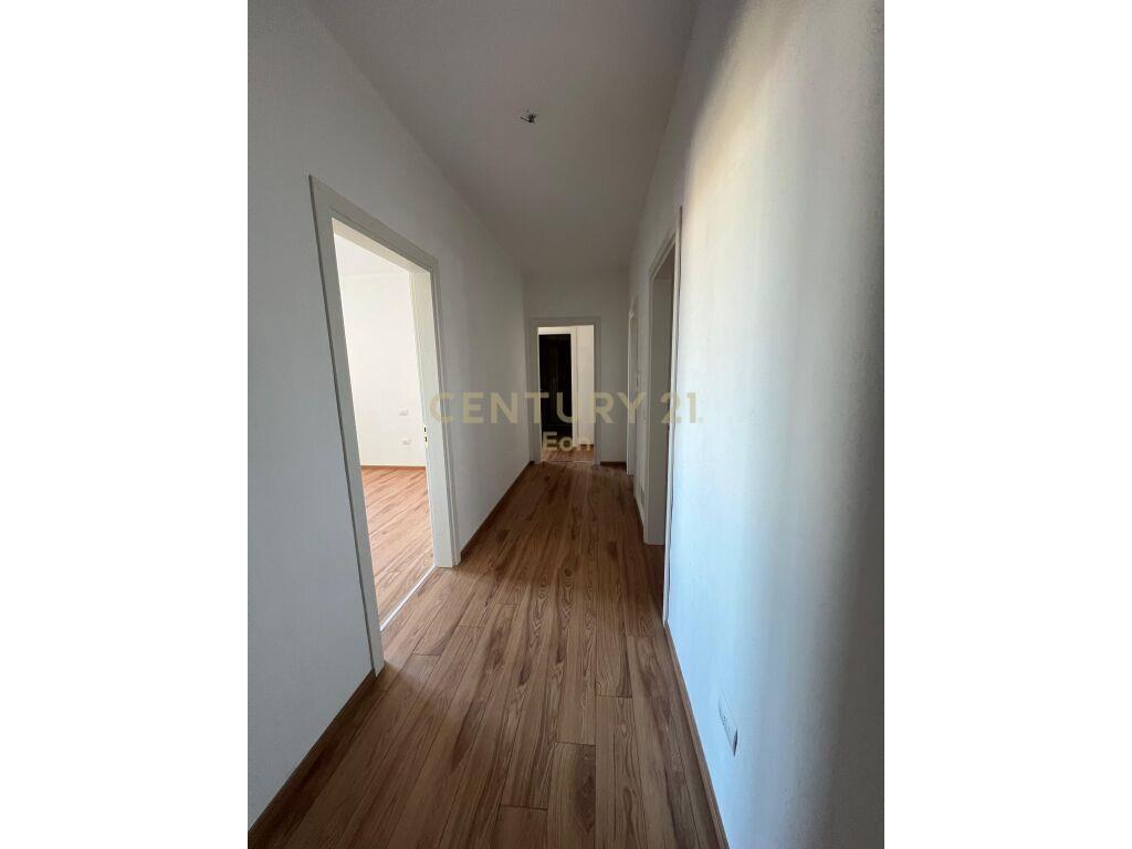 JEPET AMBIENT ME QIRA NE RRUGA E RE E PORTIT,DURRES!