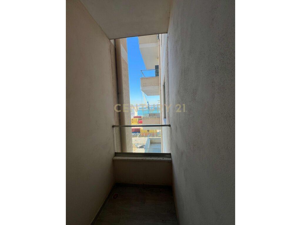 JEPET AMBIENT ME QIRA NE RRUGA E RE E PORTIT,DURRES!