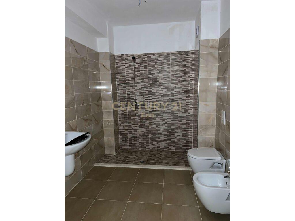 JEPET AMBIENT ME QIRA NE RRUGA E RE E PORTIT,DURRES!