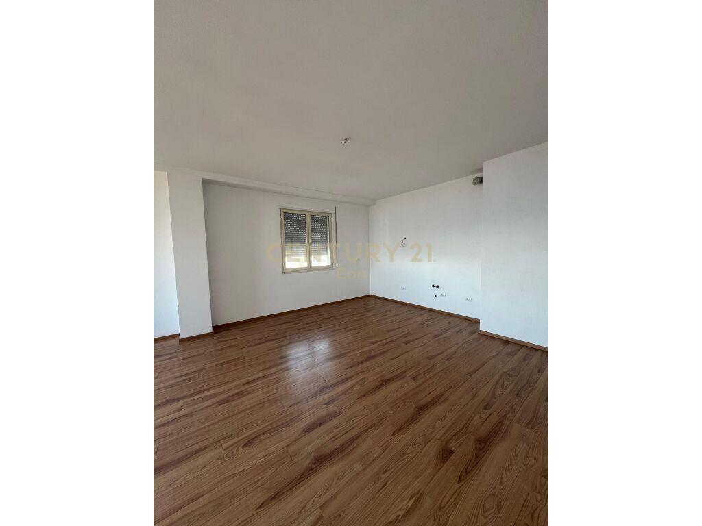 JEPET AMBIENT ME QIRA NE RRUGA E RE E PORTIT,DURRES!