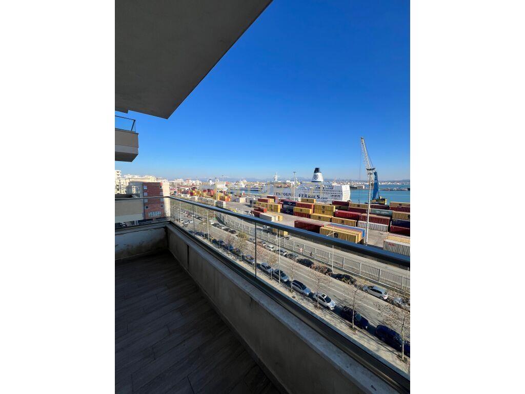 JEPET AMBIENT ME QIRA NE RRUGA E RE E PORTIT,DURRES!