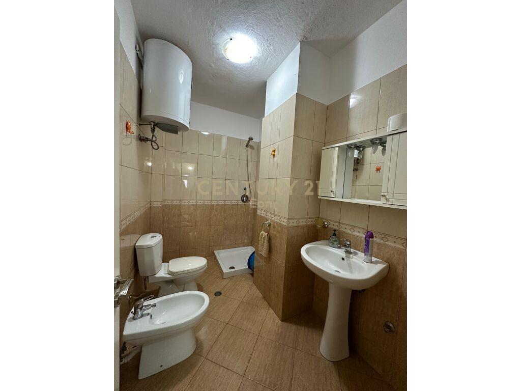 SHITET APARTAMENTI 2+1+2 PRANE ISH FABRIKES BUKES ,NE DURRES