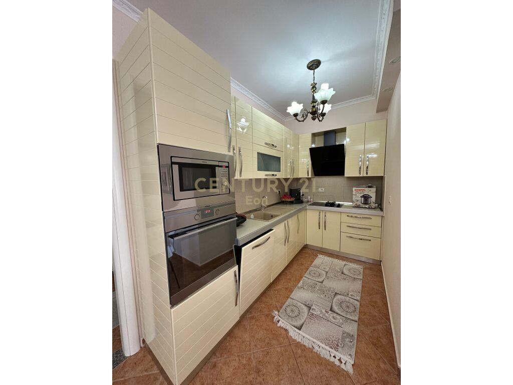 SHITET APARTAMENTI 2+1+2 PRANE ISH FABRIKES BUKES ,NE DURRES