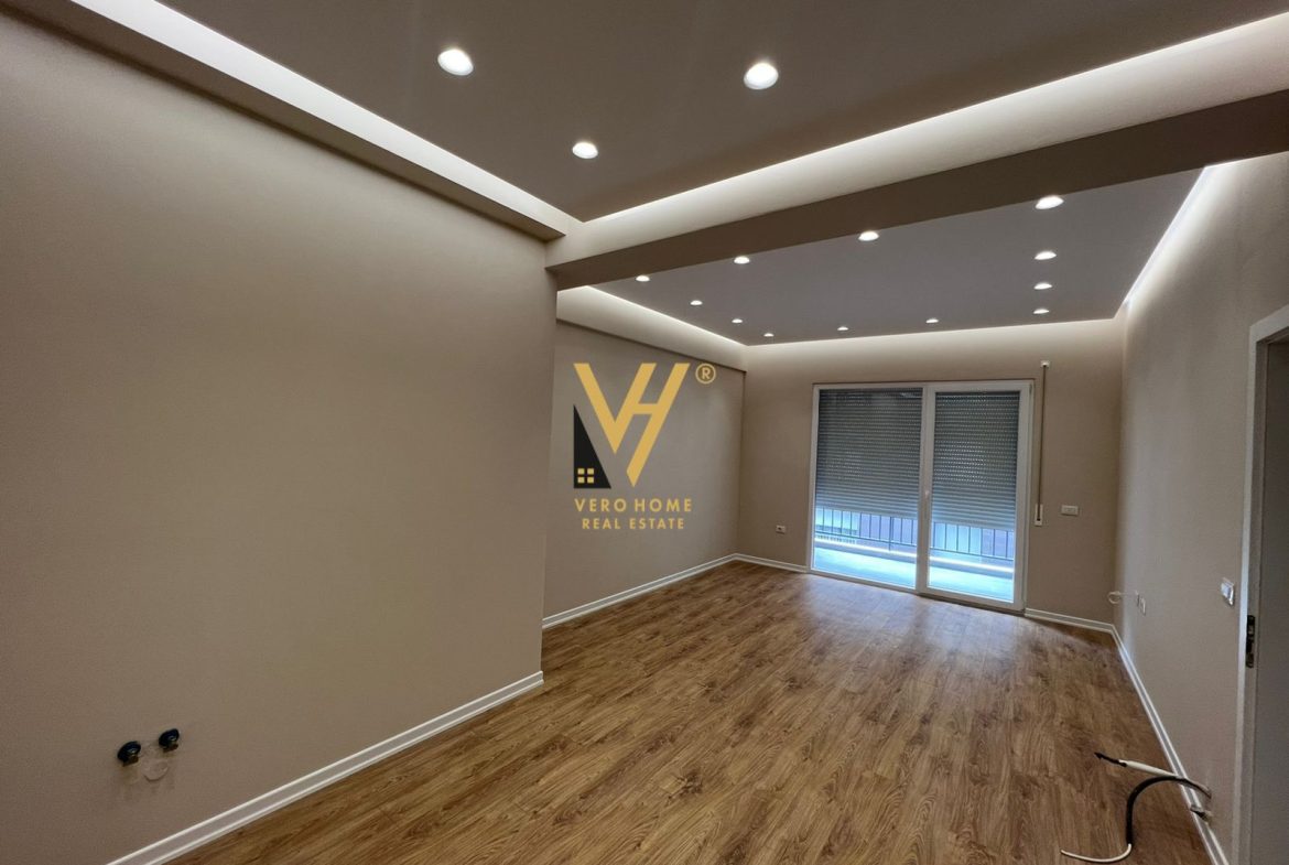 ZYRE 104M2 ME QERA TE RRUGA E DIBRES 650 EURO