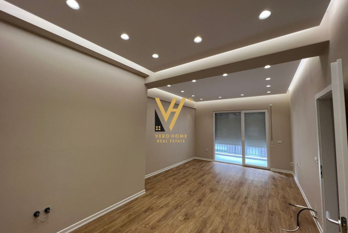 ZYRE 104M2 ME QERA TE RRUGA E DIBRES 650 EURO