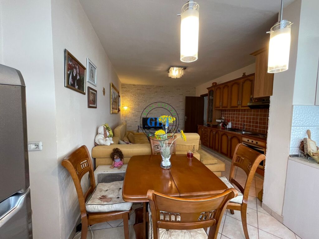 Shitet, Apartament 2+1,Prane Stadiumit, Durres!