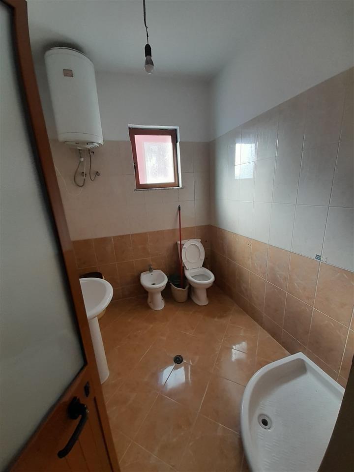 Qera, Pjesë Vile, Pallati me Shigjeta, Tiranë