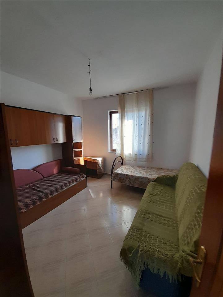 Qera, Pjesë Vile, Pallati me Shigjeta, Tiranë