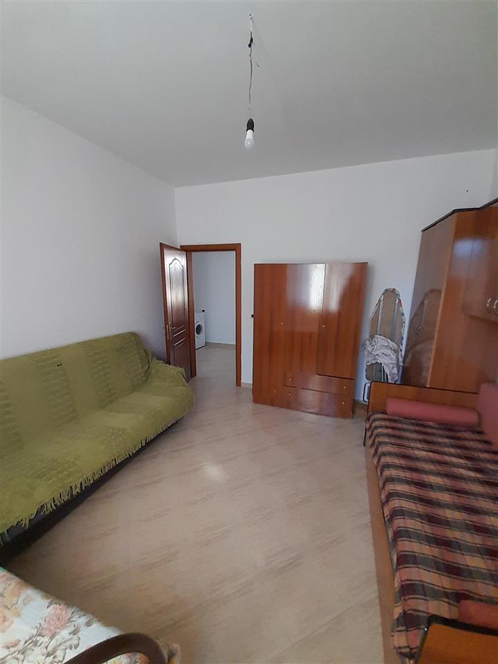 Qera, Pjesë Vile, Pallati me Shigjeta, Tiranë