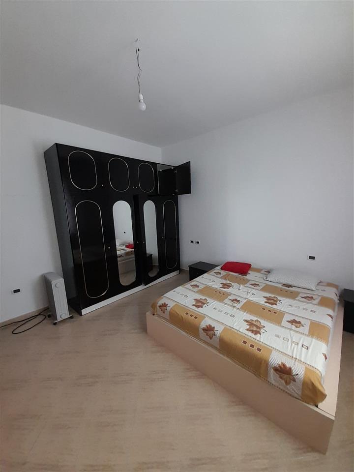 Qera, Pjesë Vile, Pallati me Shigjeta, Tiranë