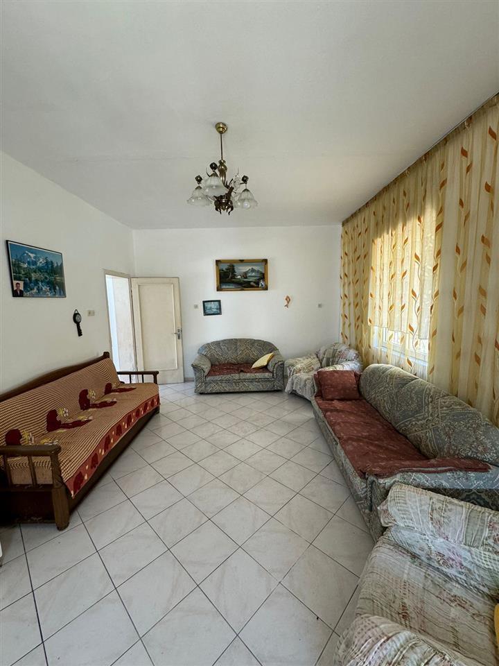 Kavaje,shtepi private ,zona afer Stadiumit “Besa”.