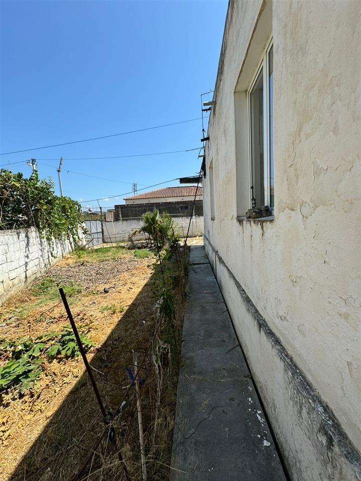 Kavaje,shtepi private ,zona afer Stadiumit “Besa”.