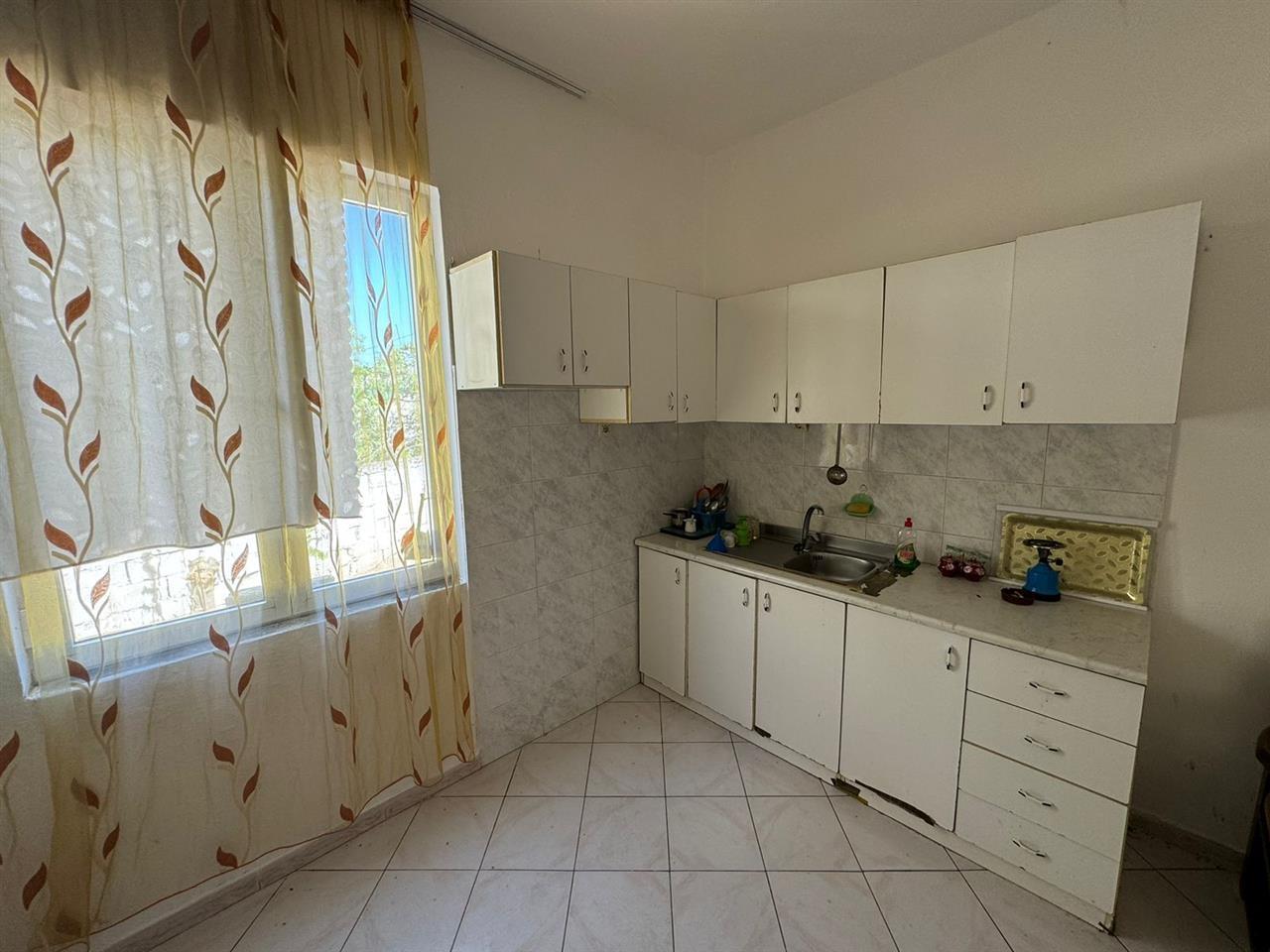 Kavaje,shtepi private ,zona afer Stadiumit “Besa”.