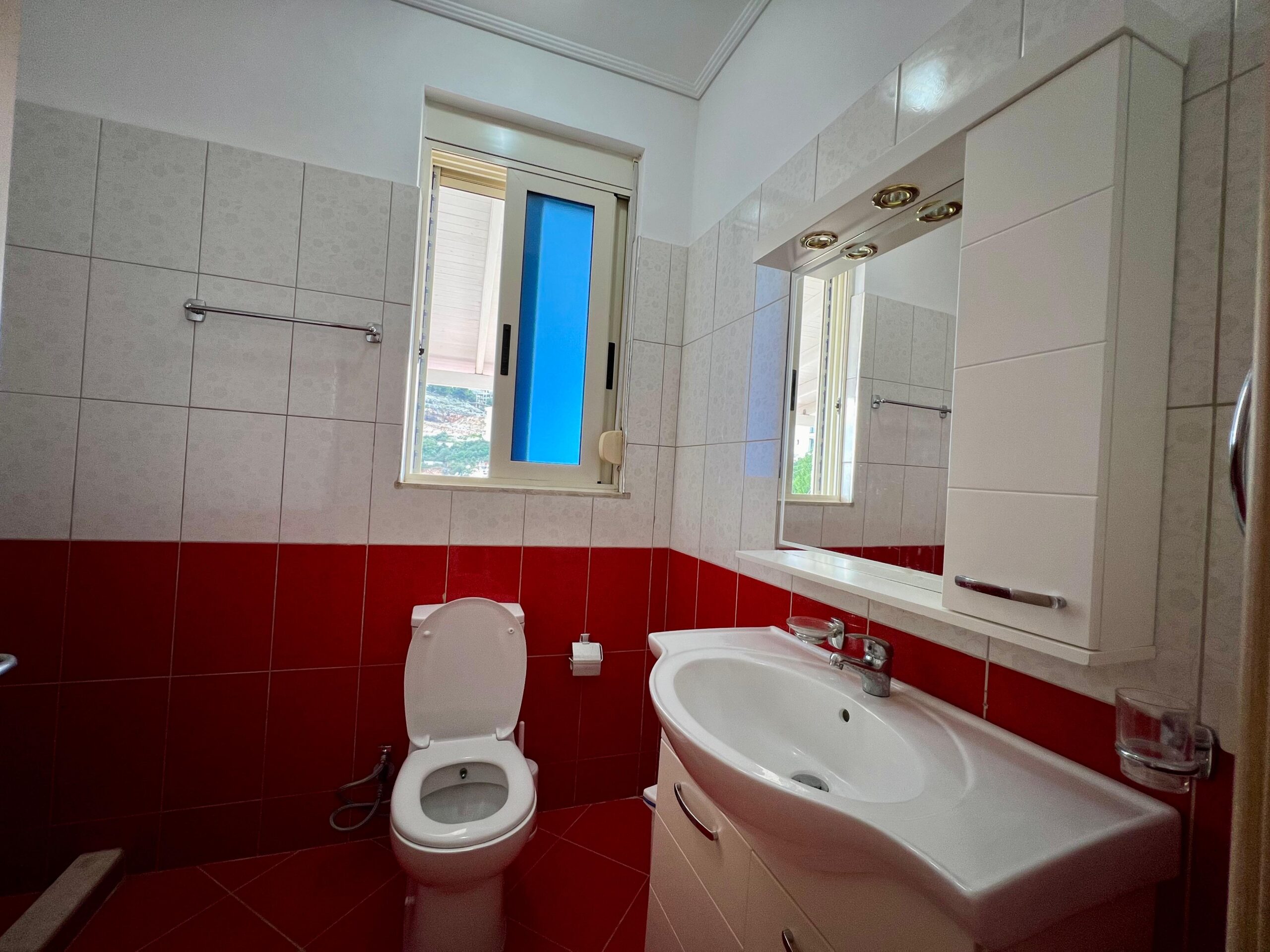 Shitet Papafingo 2+1+Verandë Sarandë 200,000 Euro