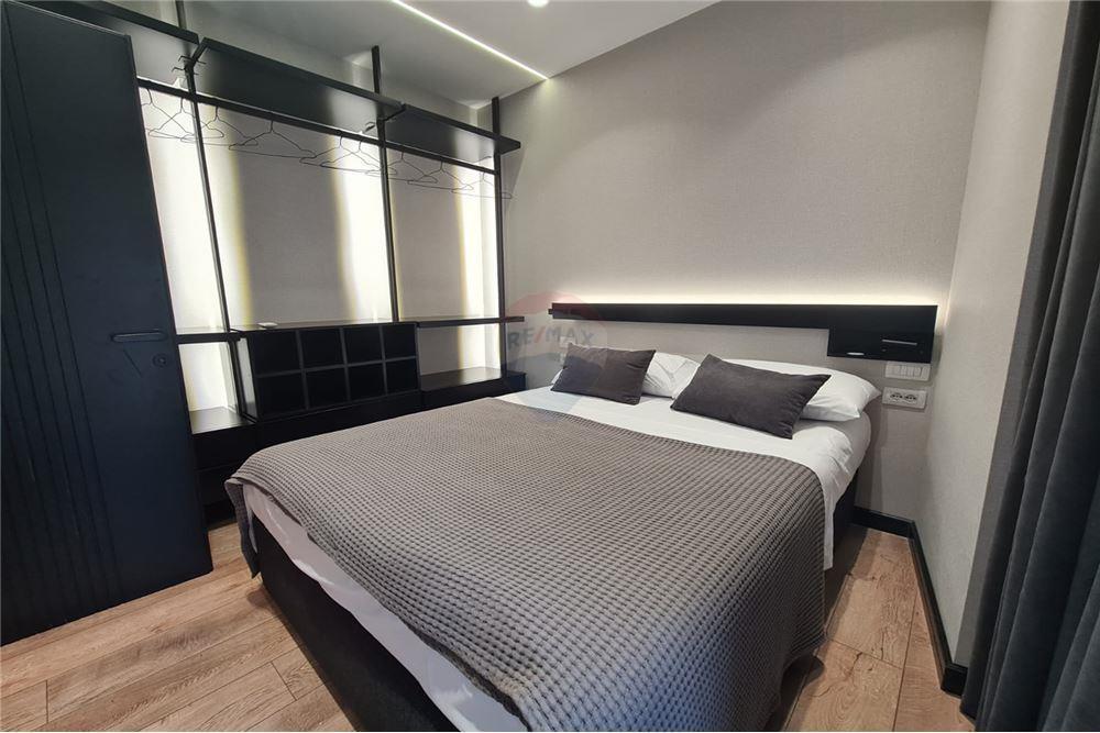 Rruga e Barrikadave – Rruga Barrikadave – Qendër, Shqipëri