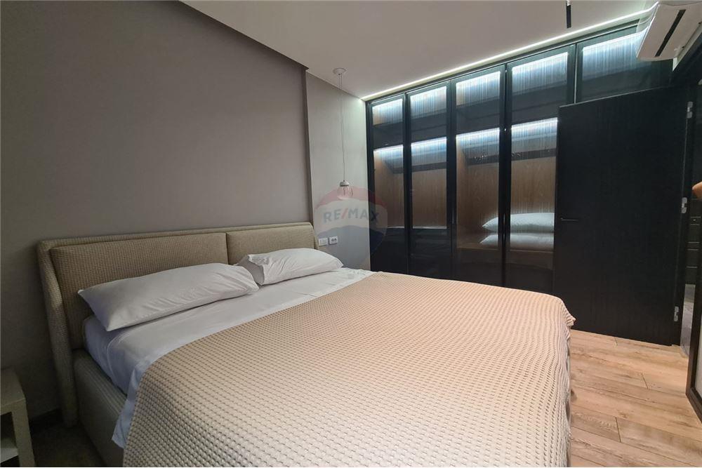 Rruga e Barrikadave – Rruga Barrikadave – Qendër, Shqipëri