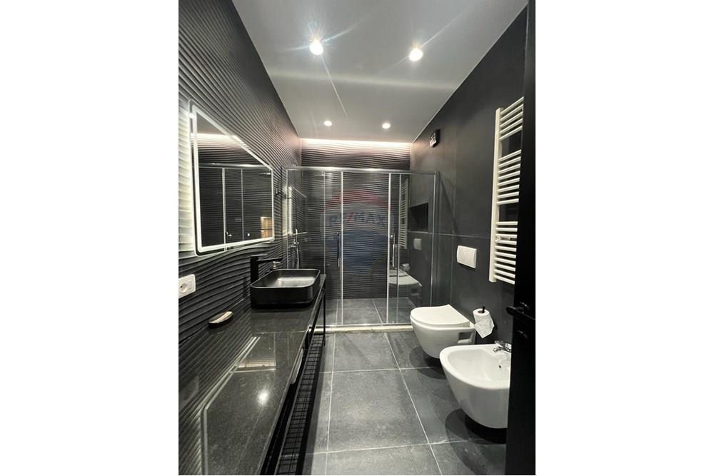 Rruga e Barrikadave – Rruga Barrikadave – Qendër, Shqipëri