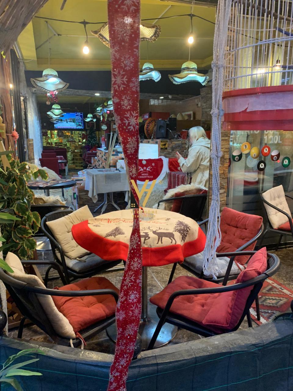 BAR KAFE 300M2 TE ISH PARKU 1.200 EURO