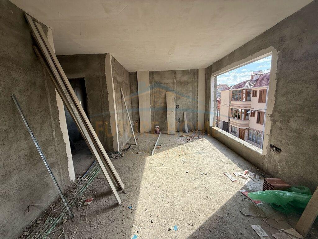 Shitet, Apartament 3+1, Lagjia 18, Korçë