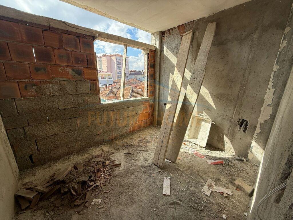 Shitet, Apartament 3+1, Lagjia 18, Korçë