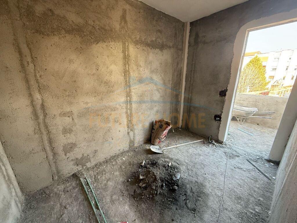 Shitet, Apartament 3+1, Lagjia 18, Korçë