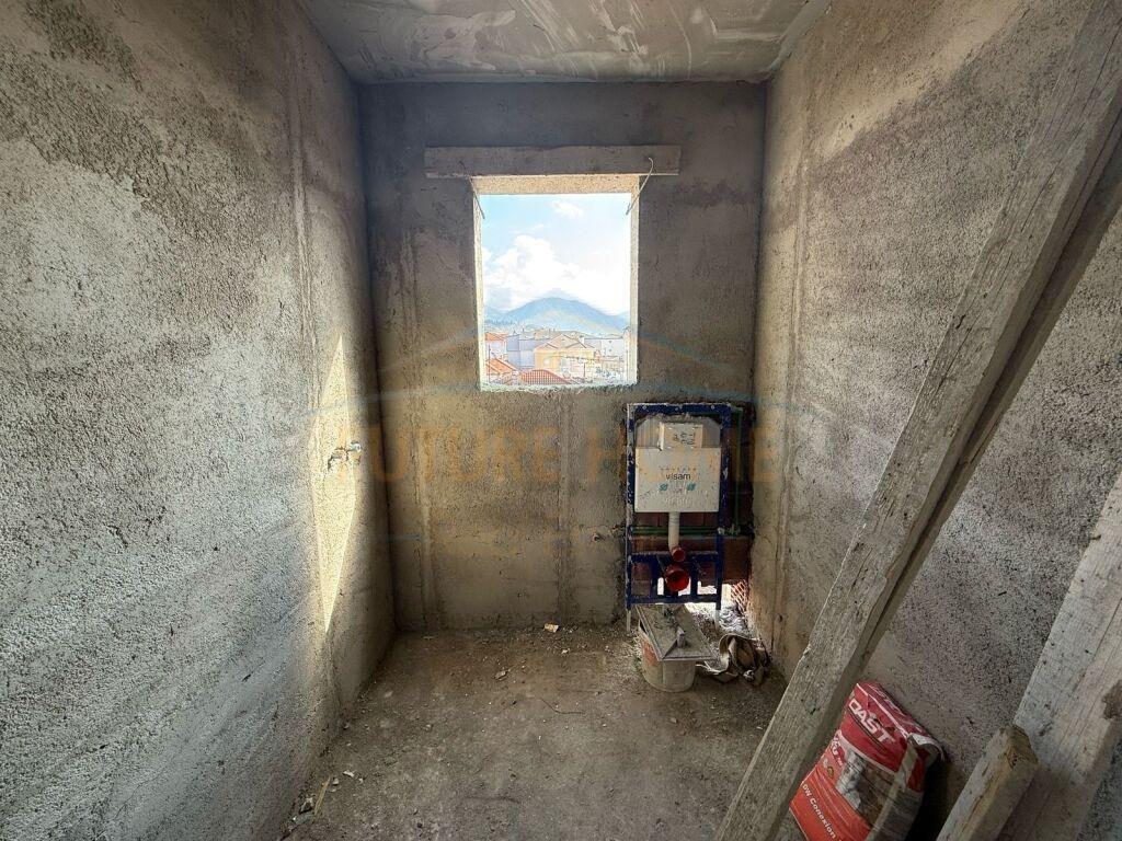 Shitet, Apartament 3+1, Lagjia 18, Korçë