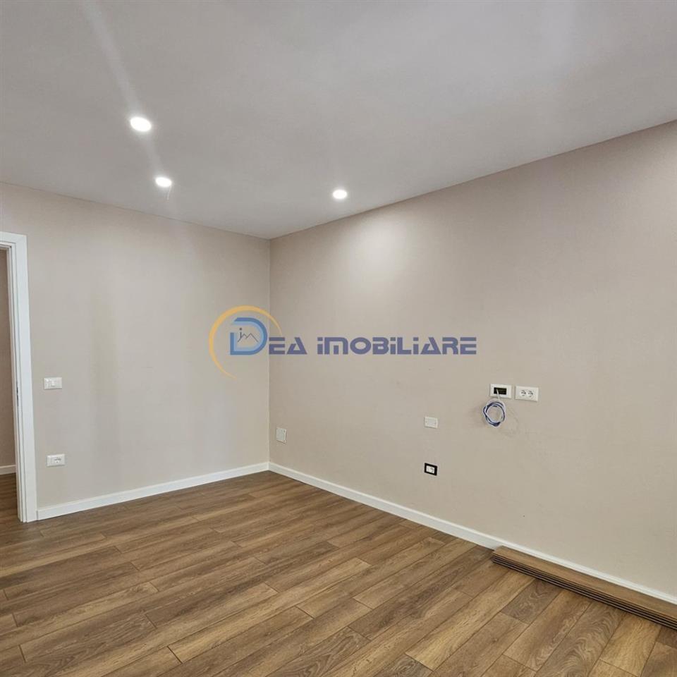 SHITET 2+1 QENDER PALLATI SPORTIT