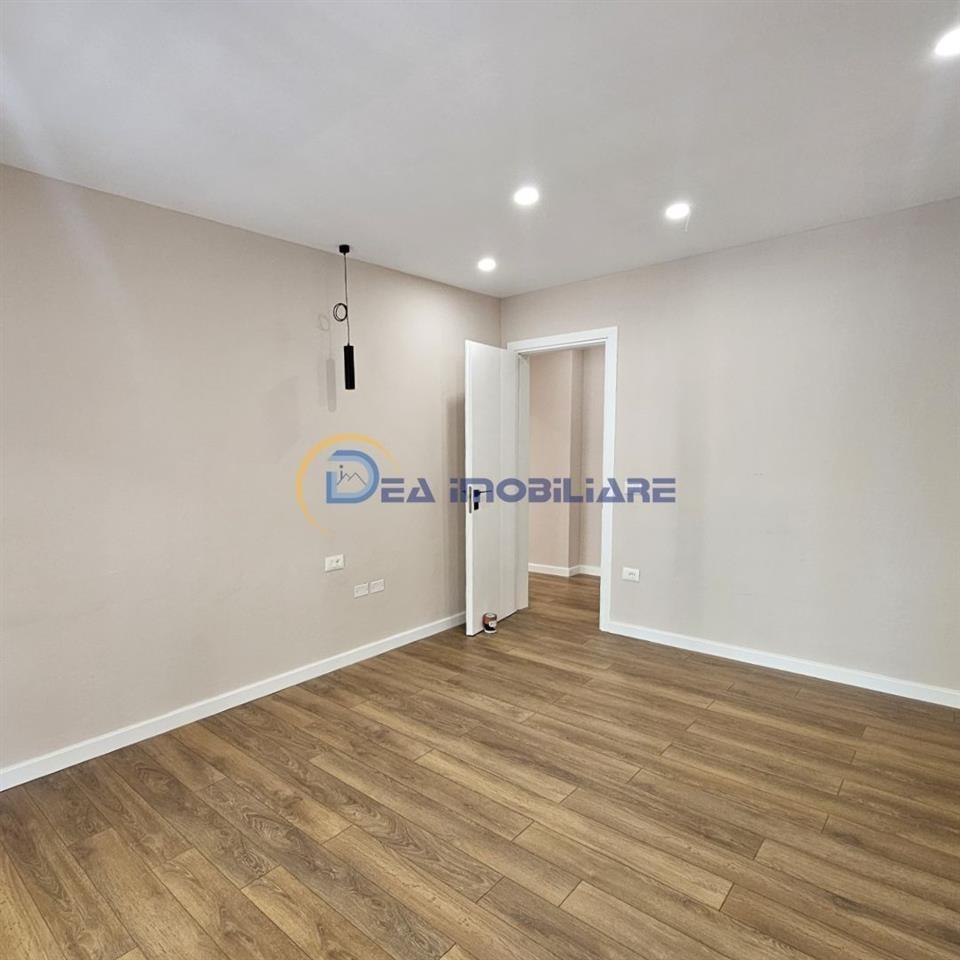 SHITET 2+1 QENDER PALLATI SPORTIT