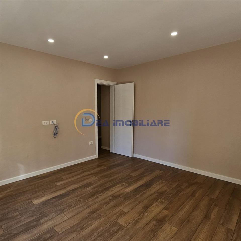 SHITET 2+1 QENDER PALLATI SPORTIT