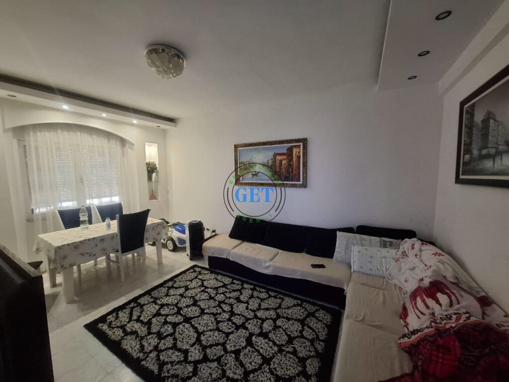 Shitet, Apartament 2+1,Prane Stadiumit, Durres!