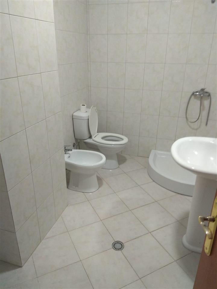 Jepet ap/ment me qera afat te gjate rrota e kuqe plazh