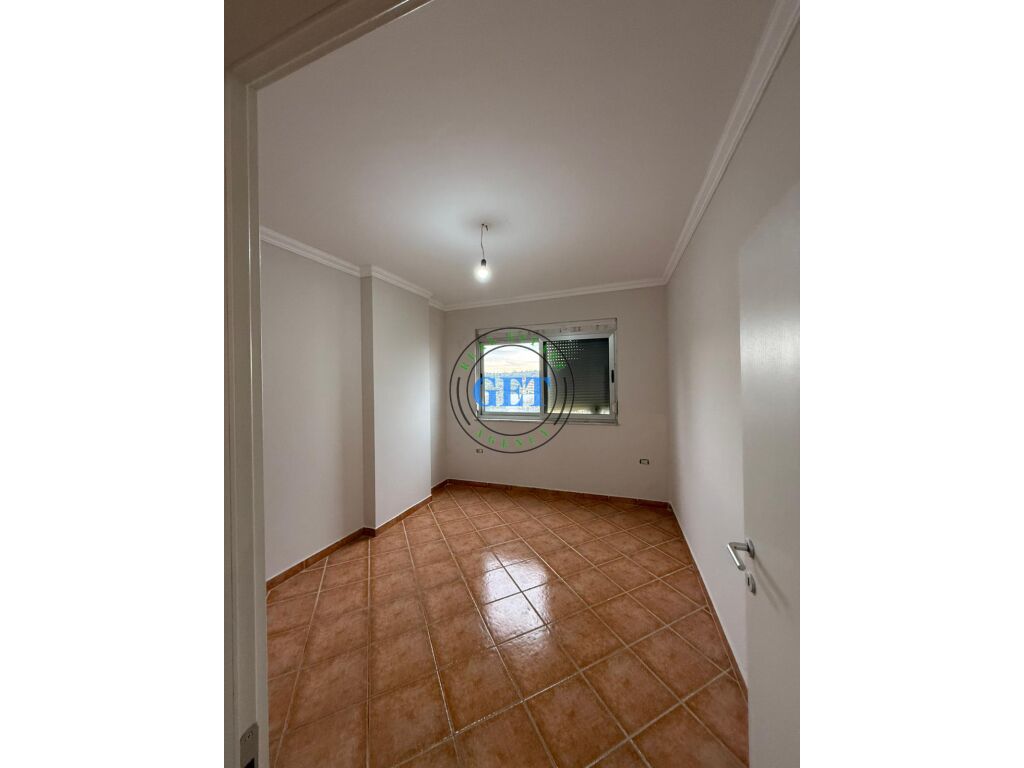 Shitet, Apartament 1+1 Tek Shkembi I Kavajes,