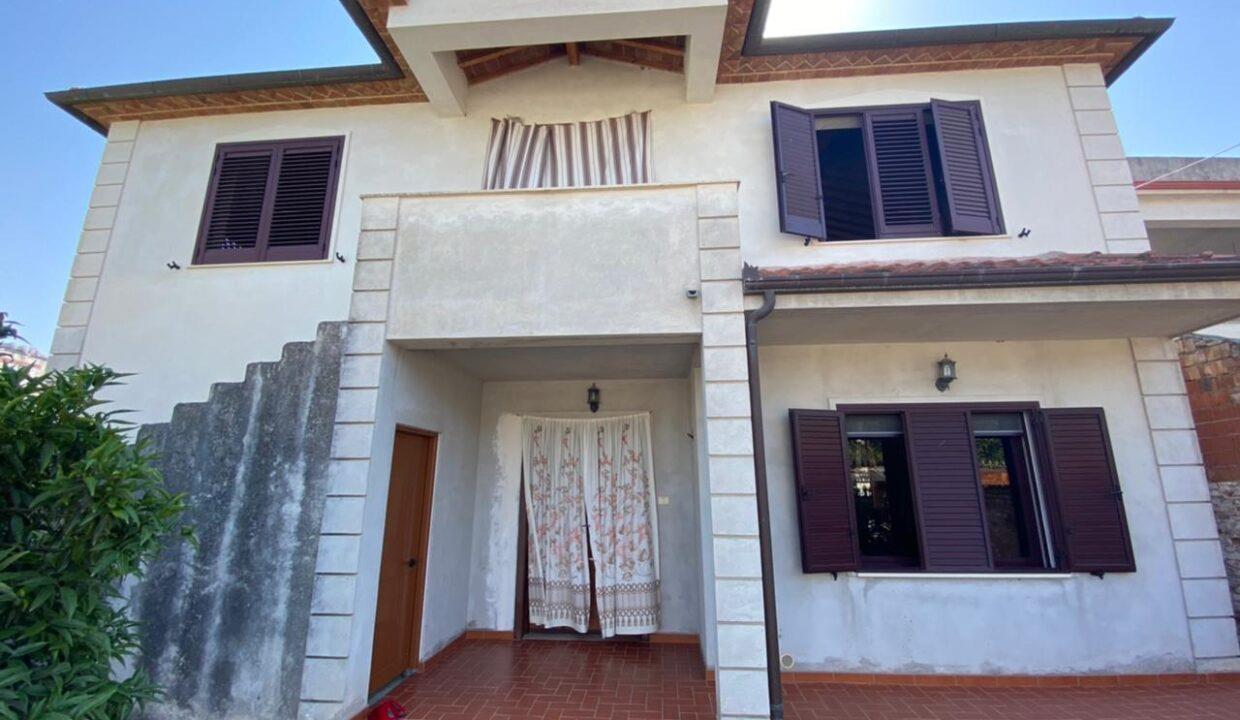 Kavaje,shtepi private pak metra nga bulevardi ,”Josif Budo “