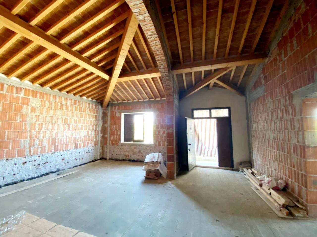 Kavaje,shtepi private pak metra nga bulevardi ,”Josif Budo “