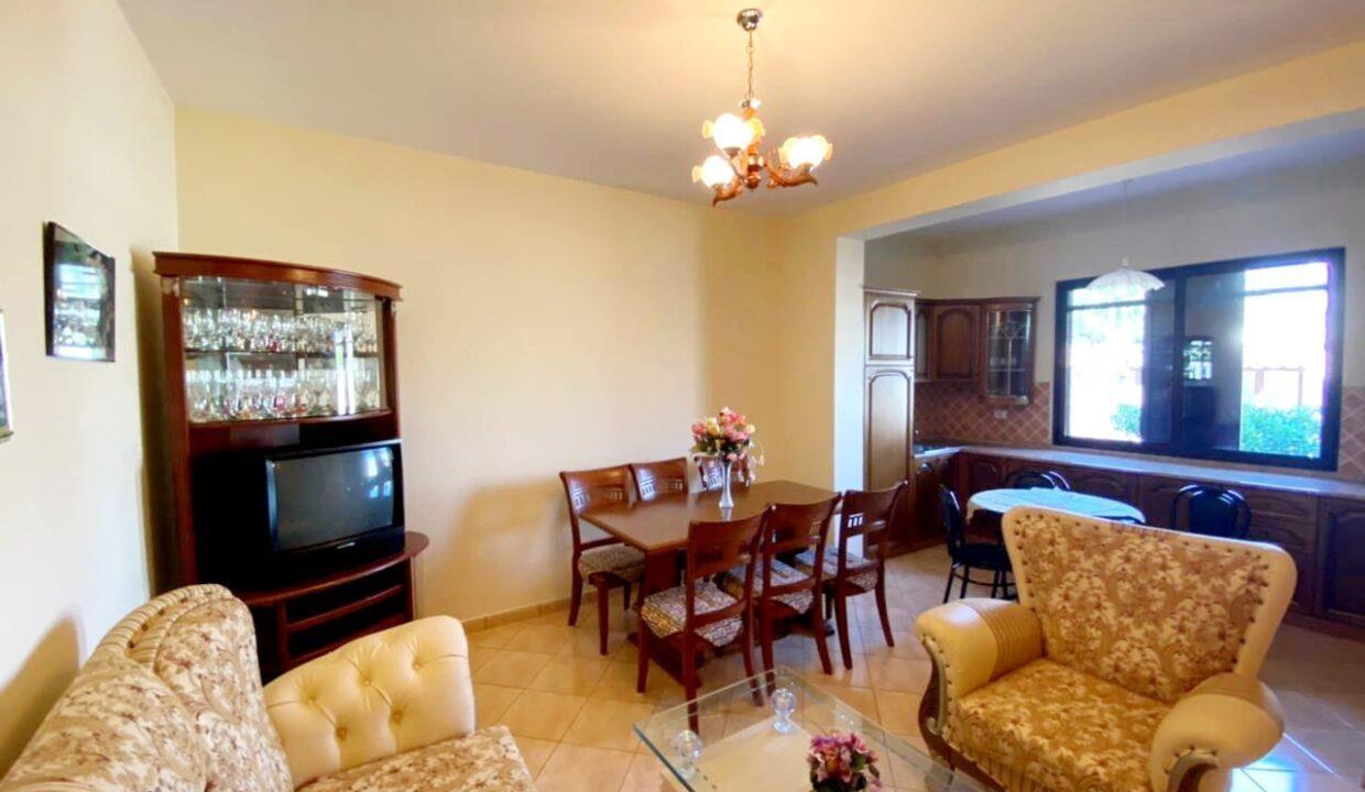 Kavaje,shtepi private pak metra nga bulevardi ,”Josif Budo “