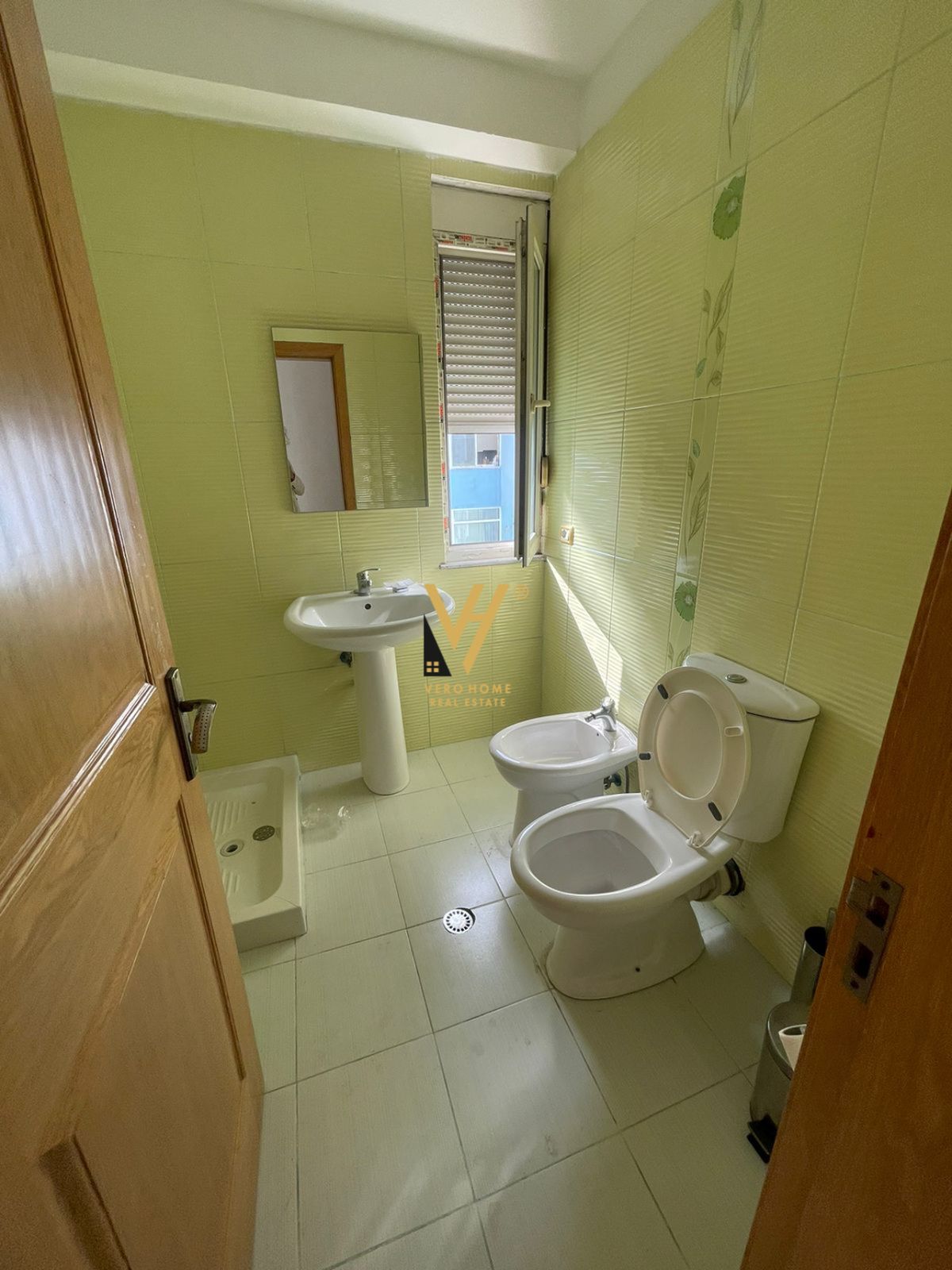 ZYRE 100 M2 ME QERA TE ISH EKSPOZITA 700 EURO